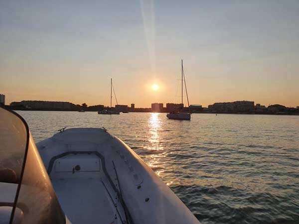 Couché de soleil avec Loc and boat, location de bateau aux Sables d'Olonne